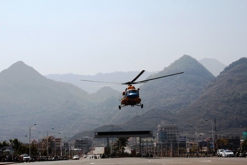 Trực thăng Mi-171 mang số hiệu 01 của Trung đoàn 916 (chiếc bị rơi sáng nay) đưa Bộ trưởng Đinh La Thăng lên thị xã Lai Châu, kiểm tra hiện trường vụ sập cầu treo, cuối tháng 4.2014 f