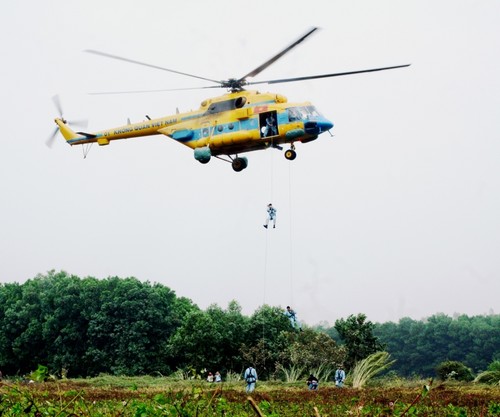 Trực thăng Mi-171 của Trung đoàn 916 thực hiện nhiệm vụ luyện tập đổ bộ hàng không