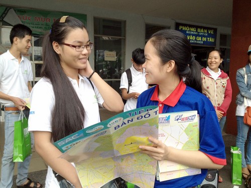 Thí sinh ở Quảng Nam đến ga Sài Gòn vào sáng 7.7 được sinh viên tình nguyện đón tiếp 1
