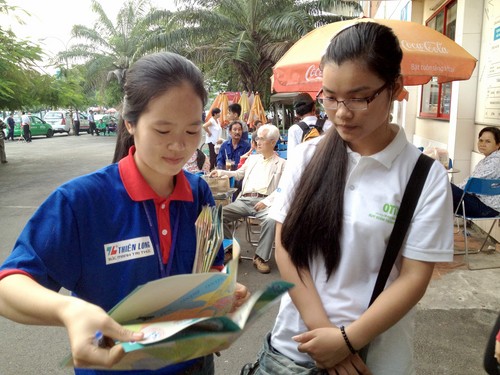 Thí sinh ở Quảng Nam đến ga Sài Gòn vào sáng 7.7 được sinh viên tình nguyện đón tiếp 2