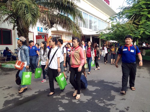 Thí sinh di chuyển lên xe của ban tổ chức từ ga Sài Gòn về Trung tâm Hỗ trợ học sinh, sinh viên TP.HCM 1