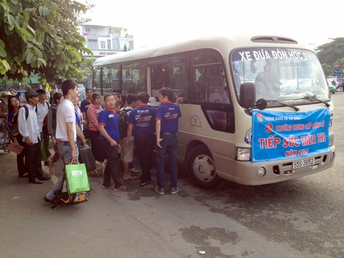 Thí sinh di chuyển lên xe của ban tổ chức từ ga Sài Gòn về Trung tâm Hỗ trợ học sinh, sinh viên TP.HCM 2