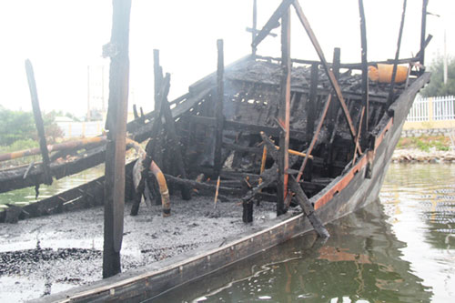 Vụ hỏa hoạn vào hôm 28.6 thiêu rụi hoàn toàn một tàu cá của ngư dân Tam Giang