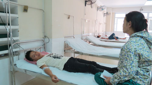 Thí sinh Võ Thế Quyền đang cấp cứu tại Bệnh viện Đại học Y Dược Huế - Ảnh: Tuyết Khoa