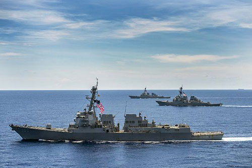 Các tàu USS Kidd (gần), USS John S. McCain (giữa) và USS Stethem tuần tra biển Đông ngày 7.7 - Ảnh: Navy.mil