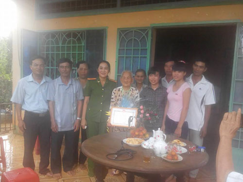 UBND huyện Cẩm Mỹ trao bằng khen cho bà Võ Thị Bài