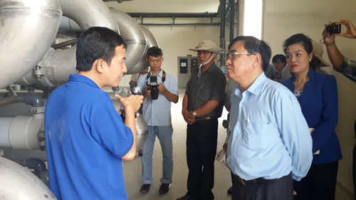 Chủ tịch UBND tỉnh Long An Đỗ Hữu Lâm đến khảo sát nhà máy xử lý nước rỉ rác của VWS tại Khu liên hợp xử lý chất thải rắn Đa Phước - Ảnh: Mai Khanh