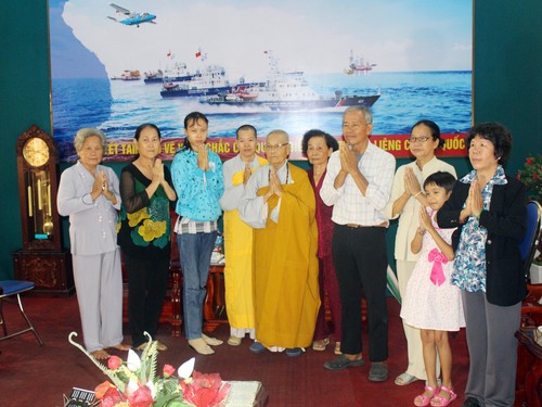 Ni trưởng Nhật Huệ cùng các Phật tử tụng bài chú cầu Tổ quốc và lực lượng thực thi pháp luật trên biển bình an - Ảnh: Văn Doanh