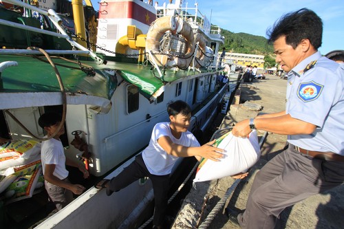 Lực lượng KN tiếp phẩm lên tàu - Ảnh: Nguyễn Tú