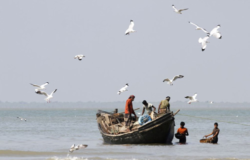 Ngư dân Bangladesh đánh cá tại vịnh Bengal - Ảnh: Reuters