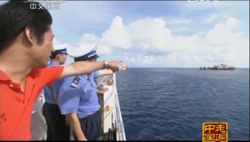 Cảnh tàu Trung Quốc đến đá Vành Khăn thuộc quần đảo Trường Sa - Ảnh: Chụp từ phim tài liệu về biển Đông