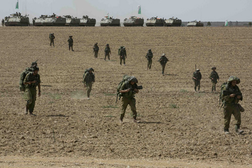 Binh sĩ Israel xuất hiện ở Dải Gaza - Ảnh: Reuters