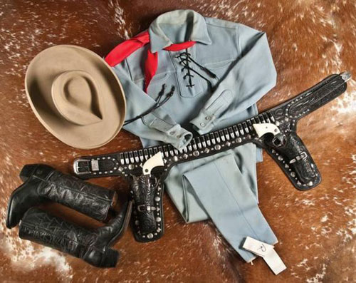Bộ trang phục nhân vật Lone Ranger trị giá 195.000 USD - Ảnh: Reuters