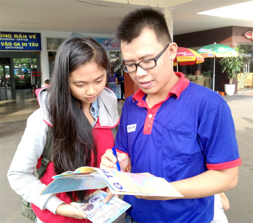 Nguyễn Hữu Linh đang tư vấn về đường đi cho TS tại ga Sài Gòn - Ảnh: Lê Thanh