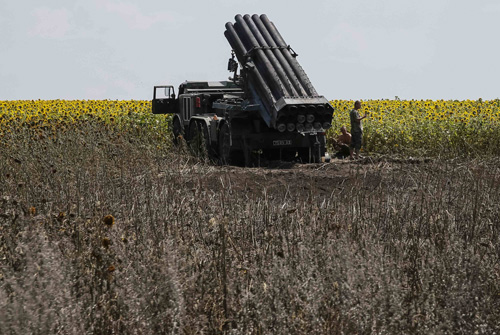 Một hệ thống phóng rốc két của quân đội Ukraine ở Donetsk -  Ảnh: Reuters