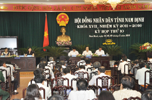 Phần lớn thời gian của kỳ họp HĐND vừa qua, các đại biểu Nam Định ngồi nghe báo cáo - Ảnh: Hoàng Long