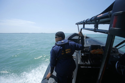 Tàu của Cơ quan quản lý hàng hải Malaysia tuần tra truy đuổi lao động nhập cư trái phép - Ảnh: Reuters