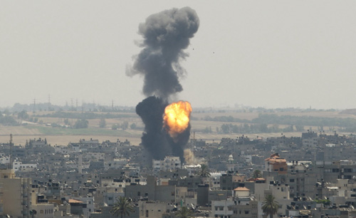 Khói lửa tiếp tục bùng lên tại Gaza - Ảnh: Reuters
