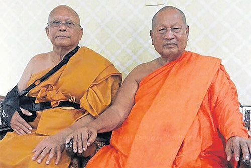 Ông Suthep (trái) cùng một nhà sư trong chùa Than Nam Lai - Ảnh: Bangkok Post