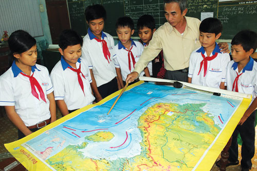 Thầy giáo Vàng và học sinh trong giờ học về biển đảo- Ảnh: Phạm Anh