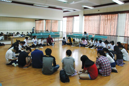 Các bạn trẻ trong lớp học cùng đạo diễn Lê Tuấn Cường (Nhà hát Chèo Việt Nam) - Ảnh: National chèo ographics cung cấp