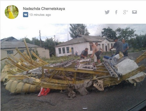 Một bức ảnh trên mạng  xã hội Twitter chia sẻ về những gì người dân làng sống xung quanh khu vực Donetsk (Ukraine) tìm được vào ngày 17 tháng 7, trông có vẻ như một mảnh của thân máy bay 8