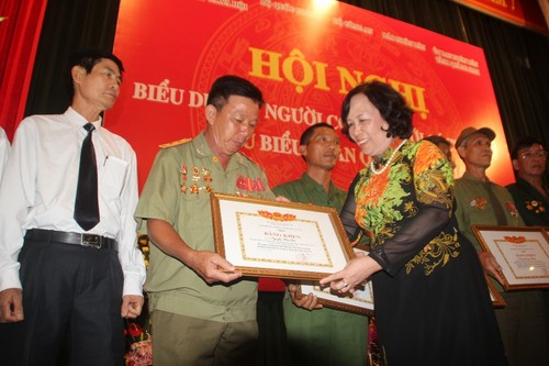 Bộ trưởng Bộ LĐ-TB-XH Phạm Thị Hải Chuyền trao tặng bằng khen cho những người có công với cách mạng