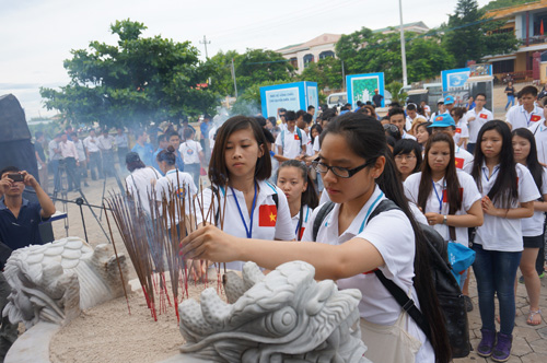 Thanh niên kiều bào dâng hương tượng đài Hải đội Hoàng Sa 1