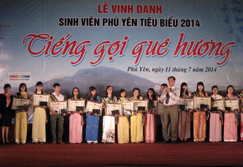 Trao bằng khen và tặng thưởng cho sinh viên nghèo vượt khó học giỏi Phú Yên năm 2014
