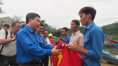 Anh Nguyễn Mạnh Dũng, Bí thư thường trực Trung ương Đoàn trao quà cho ngư dân trẻ - Ảnh: Tuyết Khoa