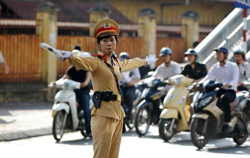 Nữ cảnh sát đứng phân làn như thường lệ. Cô cho biết, rất vinh dự được tham gia điều tiết giao thông vào dịp thi đại học, góp phần nhỏ bé của mình nhằm giảm ùn tắc