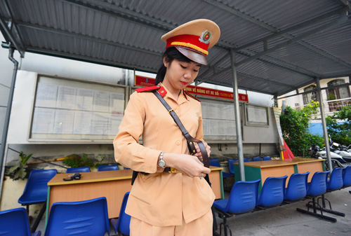Nguyễn Phương Dung sinh năm 1994, hiện đang là chiến sĩ thực tập tại đội 3, Phòng CSGT Công an Hà Nội. Hằng ngày cô có mặt tại đội từ 5 giờ sáng để nhận nhiệm vụ