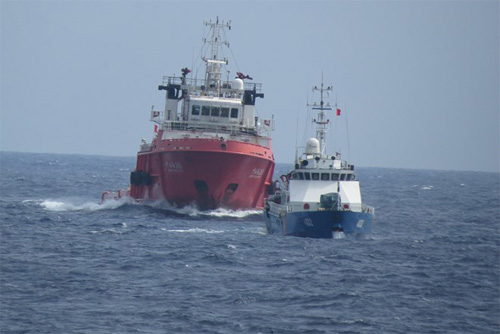 Tàu Trung Quốc (phía sau) áp sát, ngăn cản, sẵn sàng đâm va tàu Việt Nam trong thời gian giàn khoan Hải Dương-981 hạ đặt trái phép trên vùng biển Việt Nam. (Ảnh: Hiếu-Vũ/TTXVN)