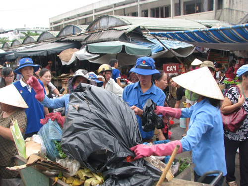 Đoàn viên tham gia làm vệ sinh môi trường ở chợ Đông Ba (TP.Huế) - Ảnh: T.Đ