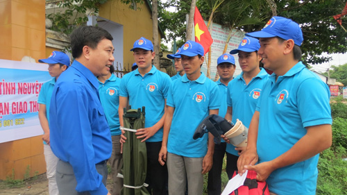 Anh Nguyễn Mạnh Dũng, Bí thư thường trực trung ương Đoàn trao quà và trò chuyện với đội sơ ứng cứu trên tuyến QL1A - Ảnh: Tuyết Khoa