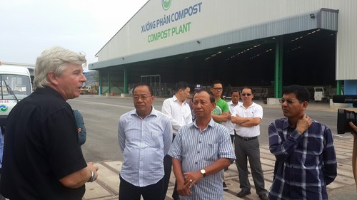 Ông Kevin Moore, Giám đốc điều hành VWS đã giới thiệu với đoàn Campuchia về hoạt động xử lý rác tại Khu liên hợp xử lý chất thải rắn Đa Phước - Ảnh: Mai Khanh