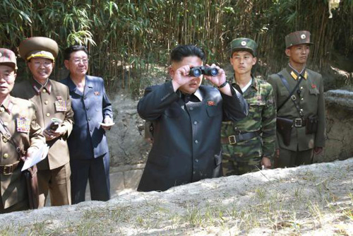 Ông Kim Jong-un theo dõi cuộc diễn tập bắn đạn thật của một đơn vị pháo binh gần Hàn Quốc - Ảnh: Reuters d