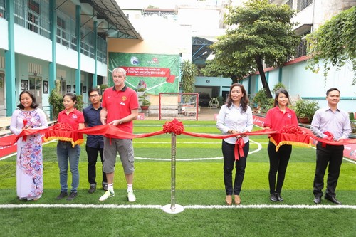 Đại diện Omo, Co.op Mart, Manchester United cùng trao sân cho đại diện trường Nguyễn Đình Chiểu