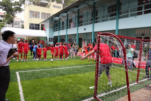 Dù không nhìn thấy nhưng các em vẫn có những cú sút bóng rất “ngoạn mục”