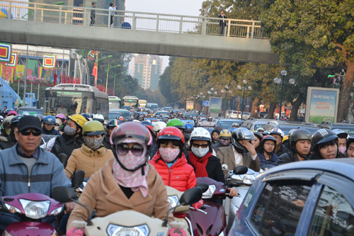 Ùn tắc giờ cao điểm cộng với tiếng bấm còi vô duyên đang là nỗi ám ảnh của nhiều người tham gia giao thông Hà Nội - Ảnh: Nguyễn Tuấn