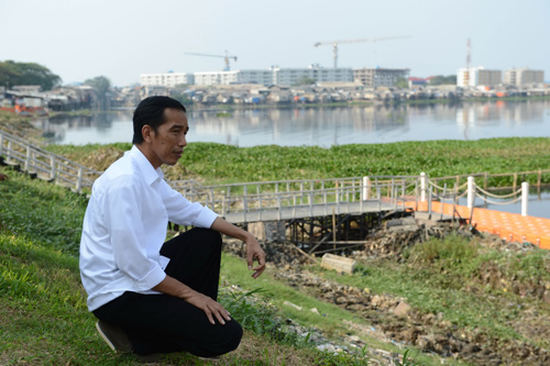 Ông Joko Widodo thị sát một dự án xây dựng ở Jakarta ngày 22.7 - Ảnh: AFP