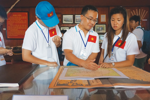 Những bạn trẻ Việt kiều xem các tấm bản đồ cổ khẳng định Hoàng Sa và Trường Sa là của VN - Ảnh: An Dy