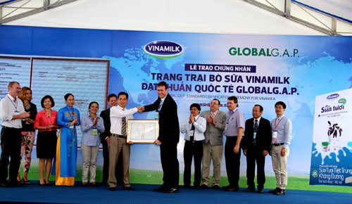 Ông Richard De Boer, đại diện Tổ chức Chứng nhận Global G.A.P.  ConTrolUnion (Hà Lan) trao giấy chứng nhận đạt chuẩn quốc tế Thực hành nông nghiệp tốt toàn cầu (Global G.A.P.) cho trang trại Vinamilk - Ảnh: Y.L