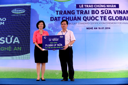 Tại chương trình, Bà Bùi Thị Hương – Giám Đốc Đối Ngoại Vinamilk cũng trao tặng 71.550 ly sữa của chương trình Quỹ Sữa Vươn Cao Việt Nam năm 2014 cho nghèo trẻ em tỉnh Nghệ An
