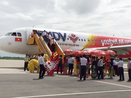 Chuyến bay đầu tiên từ Đã Nẵng đến sân bay Quốc tế Cần Thơ và lễ khai truop7ng đường bay mới - Ảnh: Mai Trâm