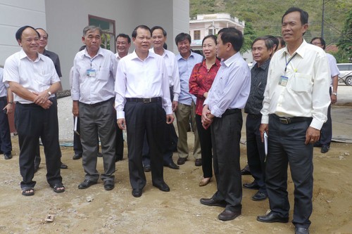 Phó Thủ tướng Vũ Văn Ninh đi kiểm tra thực tế và nghe lãnh đạo xã Phước Sơn báo cáo tình hình xây dựng hạ tầng Nông thôn mới