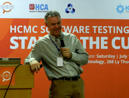Paul Holland chuyên gia người Mỹ về kiểm thử phần mềm trong buổi nói chuyện tại Trường ĐH Bách khoa TP.HCM - Ảnh: Tuệ An 