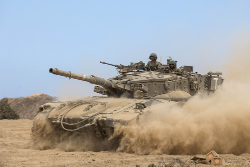 Xe tăng Merkava của Israel tiến gần Gaza ngày 25.7 - Ảnh: AFP