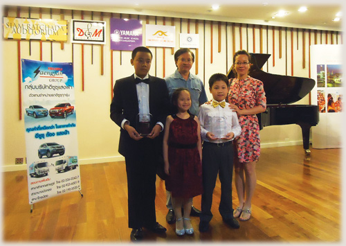Đoàn thí sinh VN tham dự cuộc thi piano Mozart - Ảnh: TL