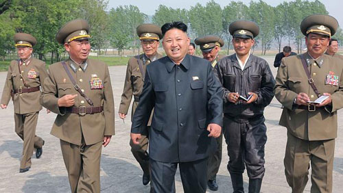 Ông Kim Jong-un trong chuyến thị sát Đơn vị Phòng không 447 - Ảnh: AFP